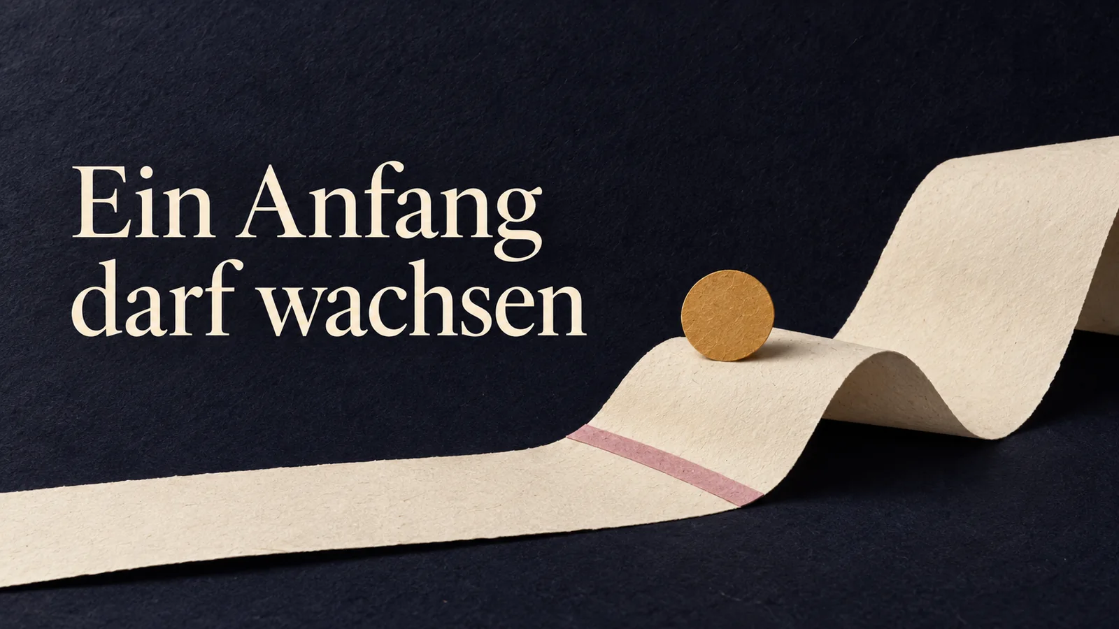 Papiercollage auf tiefem Indigo mit einer gefalteten cremefarbenen Papierbahn, einem ockerfarbenen Kreis und einem roséfarbenen Streifen. Bildüberschrift: Ein Anfang darf wachsen.