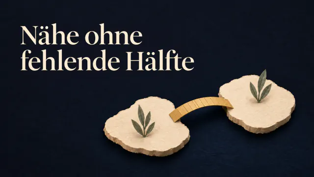 Papiercollage auf Indigo: Zwei vollständige cremefarbene Inseln mit Blattmotiven sind durch eine ockerfarbene Brücke verbunden. Bildtext: Nähe ohne fehlende Hälfte.