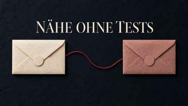 Papiercollage mit zwei verschlossenen Umschlägen, rotem Faden und offener Tür unter der Überschrift Nähe ohne Loyalitätstests