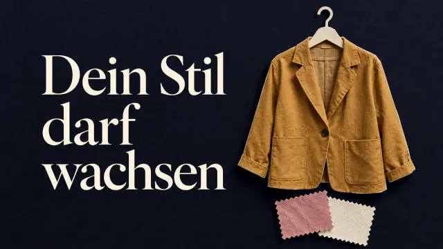 Papiercollage auf Indigo: eine ockerfarbene Jacke an einem cremefarbenen Bügel und zwei Stoffmuster. Bildtext: Dein Stil darf wachsen.